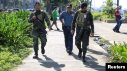 Les membres de la police nationale des Philippines ont trouvé un explosif près de l'ambassade américaine de Manille, Philippines, le 28 novembre 2016.
