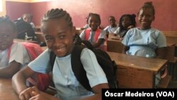 Alunos são-tomenses no primeiro dia de aulas
