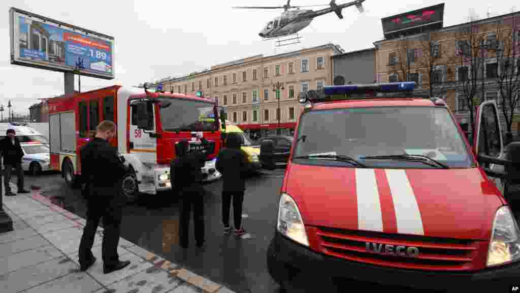 Des camions de pompiers dans les rues après l'explosion à la station de métro Tekhnologichesky Institut à Saint-Pétersbourg, en Russie, le 3 avril 2017.