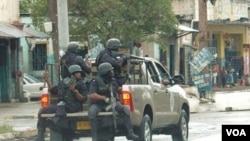 La policía patrulla el centro de Kingston, mientras los locales intentan evitar la extradición del popular capo de la droga.