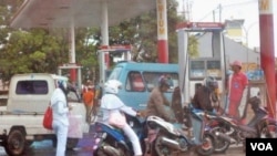 Berbagai daerah mengalami kelangkaan stok BBM bersubsidi dan harganya naik hingga 400 persen di atas harga resmi (foto: dok).