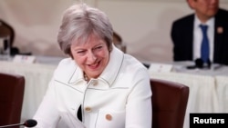 PM Inggris, Theresa May, tampak dalam pertemuan puncak negara-negara G-7 di kota Charlevoix, La Malbaie, Quebec, Kanada, 9 Juni 2018 (foto: REUTERS/Yves Herman)