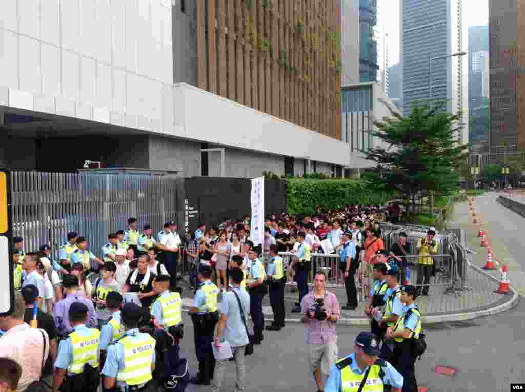 香港学联大专界罢课星期三继续在添马公园举行(美国之音图片/海彦拍摄)