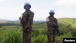 Des Casques bleus tanzaniens patrouillent sur les hauteurs des collines de Goma, dans l'est de la RDC.