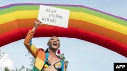 (แฟ้ม) กลุ่มผู้มีความหลากหลายทางเพศในไทย ออกมาเฉลิมฉลองหลังผ่านร่างกม.สมรสเท่าเทียม ที่ทำเนียบรัฐบาล 18 มิ.ย. 2024 (Photo by Chanakarn Laosarakham / AFP)
