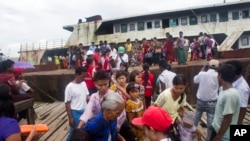 Des personnes déplacées fuient les violences dans la région de Maungdaw, dans l’Etat de Rakhine, dans l’ouest de Myanmar, 29 août 2017.
