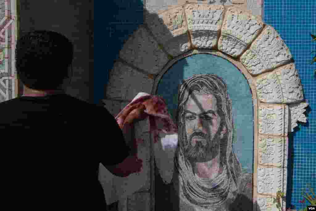 A mural depicting Ali, father of Hussein and a man regarded by ShI'ites as the first imam. (J. Owens/VOA)