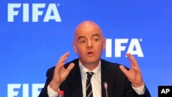 Le président de la FIFA Gianni Infantino s'exprimant lors d'une conférence de presse en Inde, Kolkata, le 27 Septembre 2017