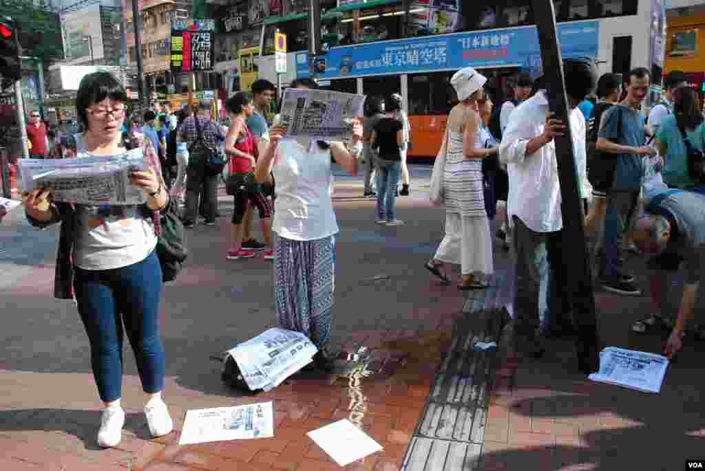 多位香港藝術家在銅鑼舉行「真假莫辨,難分對錯25年」行動,在街頭讀報,並向途人派發1千份1989年6月5日的香港《文匯報》頭版