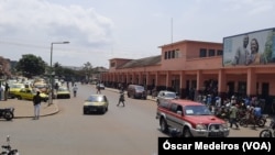 Une rue de la ville de São Tomé.