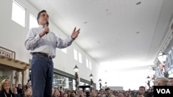 Mantan gubernur Massachusetts, Mitt Romney saat melakukan kampanye di Mason City, Iowa (29/12).