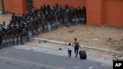 Policías y soldados guatemaltecos bloquean el paso a la caravana de migrantes hondureños en Vado Hondo, Guatemala, el 17 de enero de 2021.