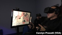 Mahasiswa Fakultas Kedokteran Stanford mengunakan teknologi realita maya atau virtual reality untuk bedah saraf.