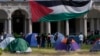 Estudiantes y activistas desenrollan una bandera palestina mientras instalan un campamento en el patio de la Universidad Statale en Milán, Italia, el viernes 10 de mayo de 2024. (Foto AP/Luca Bruno)