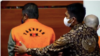 Petugas KPK mengarahkan posisi berdiri Walikota Yogyakarta 2017-2022 Haryadi Suyuti dalam keterangan pers resmi pada Jumat (3/6) di Gedung Merah Putih KPK.