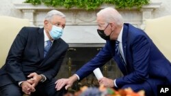 FILE - Presiden Joe Biden (kanan) bertemu dengan Presiden Mexico Andrés Manuel López Obrador di Oval Office Gedung Putih, Washington, 18 November 2021.
