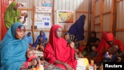 FILE - Wanawake waliolazimika kukimbia makazi yao Somali wakisubiri na watoto wao kupimwa iwapo wanautapiamlo katika hospitali ya Dollow mjini Dollow, Mkoa wa Gedo, Somalia, May 24, 2022.