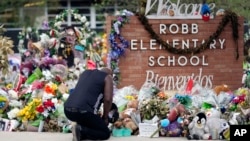 Reggie Daniels akiomboleza katika Shule ya Msingi ya Robb, June 9, 2022, huko Uvalde, Texas.