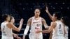 Brittney Griner (42) dari tim basket Phoenix Mercury diberi selamat atas permainannya melawan Seattle Storm di paruh pertama babak kedua playoff bola basket WNBA, di Everett, Washington, Minggu, 26 September 2021. (Foto AP/Elaine Thompson, File)