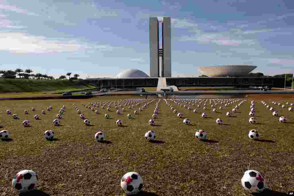 Beberapa bola yang 'mewakili' para anggota parlemen Brazil diletakkan di depan gedung Kongres sebagai aksi protes terhadap pengeluaran anggaran pemerintah untuk membiayai penyelenggaraan turnamen sepak bola Piala Konfederasi di kota Brasilia.