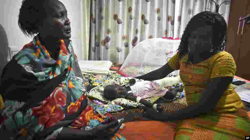 Nyalou Thong, bébé de 13 mois, est parmi les deux rescapés du crash d’un Antonov survenu à Juba, Soudan du Sud, 5 novembre 2015. (AP Photo/Jason Patinkin) 