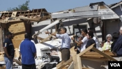 El presidente Obama y la primera dama Michelle Obama, durante la visita a la devastada ciudad de Tuscaloosa, en Alabama.