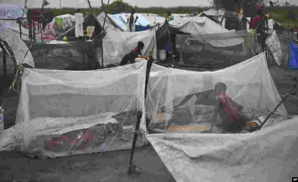 Près de 900 personnes déplacées vivent dans ce camp dans l’ile de Kok, Etat de l’Unité, 13 octobre 2015. (AP Photo/Jason Patinkin).