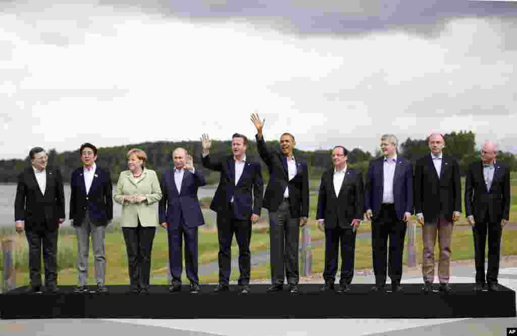 Para pemimpin G8 berpose pada KTT G8 di resor golf Lough Erne di Enniskillen, Irlandia Utara (18/6). Hari terakhir KTT negara-negara kaya tersebut diakhiri dengan diskusi mengenai pengemplang pajak perusahaan, makan siang dengan para pemimpin dari Afrika, dan ketegangan dengan Rusia terkait perang sipil di Suriah. (AP/Matt Dunham)