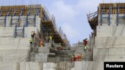 FILE - Construction workers are seen in a section of Ethiopia's Grand Renaissance Dam, as it undergoes construction, during a media tour along the river Nile in Benishangul Gumuz Region, Guba Woreda, in Ethiopia March 31, 2015.
