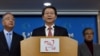 류길재 한국 통일부 장관이 29일 정부서울청사 브리핑룸에서 내년 1월중 남북간 상호 관심사에 대한 당국자 대화를 가질 것을 북측에 공식 제의하고 있다.