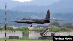 미한 연합훈련인 을지프리덤가디언(UFG) 연습이 시작된 지난 21일 경기도 평택시 주한미군 오산공군기지에서 미군의 중요 정찰자산인 U-2 고고도 정찰기가 이착륙 훈련을 하고 있다. 아래는 패트리엇 미사일 포대. 