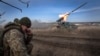 Un oficial ucraniano de la 56.a Brigada Separada de Infantería Motorizada Mariupol dispara un sistema de lanzamiento múltiple de cohetes hacia posiciones rusas en la línea del frente, cerca de Bakhmut, región de Donetsk, Ucrania, el martes 5 de marzo de 2024. 