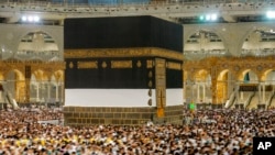 Dalam foto yang diambil dengan kecepatan rana rendah ini, peziarah Muslim mengelilingi Ka'bah, bangunan kubik di Masjidil Haram, di Makkah, Arab Saudi, 6 Juli 2022. (AP Photo/Amr Nabil)