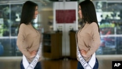 In this image, taken on November 8 2018, Venezuelan model Andrea Díaz, now Miss Chile, during a modeling class in Santiago, Chile. (AP Foto/Esteban Félix)