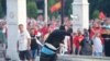 Тензично на протестите против францускиот предлог, демонстрантите го пробија полицискиот кордон пред Владата