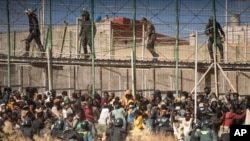 Ces 36 migrants sont poursuivis pour "entrée illégale sur le sol marocain", "violence contre agents de la force publique", "attroupement armé" et "refus d'obtempérer".