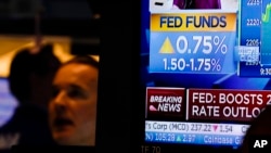 As the Federal Reserve announces a rate change, traders work on the floor at the New York Stock Exchange in New York, June 15, 2022. 