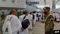 Petugas keamanan mengatur jemaah Haji saat mereka tiba di bandara Internasional King Abdulaziz di kota Jeddah, sebelum ibadah haji tahunan di kota suci Mekah, Arab Saudi (foto: dok). 