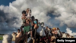 Wakimbizi wa Rohingya wakiondoka Myanmar kwenye picha ya awali.