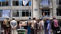 Tentara Taliban berkumpul di lokasi ledakan di depan kuil Sikh di Kabul, Afghanistan, 18 Juni 2022. (Foto: AP)