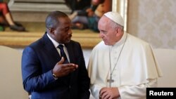Le pape François échange avec le président de la RDC Joseph Kabila lors d'une audience privée au Vatican, le 26 septembre 2016. (Reuters/Andrew Medichini)