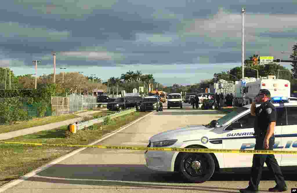 La police patrouille à l'extérieur du lycée Marjory Stoneman Douglas de Parkland après la fusillade, en Floride (États-Unis), le 15 février 2018.