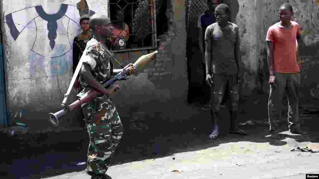 Un soldat porte un RPG dans une rue à Bujumbura, Burundi 15 mai 2015, après que les forces de l’armée burundaise ont annoncé avoir arrêté le chef de file d'un coup d'Etat manqué le vendredi.