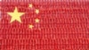 2018年9月21日，在中国河南省孟津县一个村庄，一名男子在用红辣椒组成的一面巨型中国国旗前摆姿势拍照。