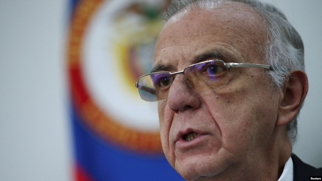 El ministro de Defensa de Colombia, Iván Velásquez, habla durante una entrevista con Reuters en Bogotá, Colombia, el 8 de octubre de 2022.