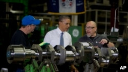 El presidente Obama se reunió con trabajadores de una planta de motores de gas de General Electric y firmó un memorándum para promover entrenamiento y capacitación de trabajadores.