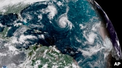 Cette image satellite améliorée mise à disposition par la NOAA montre la tempête tropicale Florence, au centre, dans l’océan Atlantique, le 8 septembre 2018.