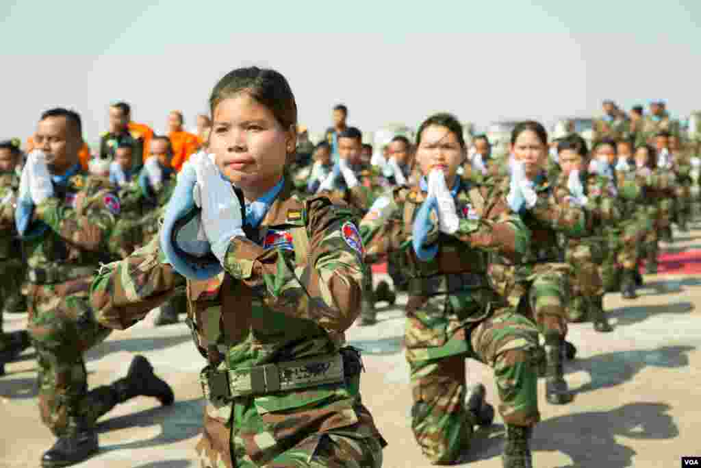 កងទ័ពមួកខៀវធ្វើការស្បថស្បែរក្នុងពិធីជូនដំណើរកងវិស្វកម្មលេខ៥៩៤ ទៅចូលរួមបេសកកម្មរក្សាសន្តិភាពក្រោមស្លាកអង្គការសហប្រជាជាតិ នៅសាធារណរដ្ឋអាហ្វ្រិកកណ្តាល កាលពីព្រឹកថ្ងៃសុក្រ ទី០២ ខែ វិច្ឆិកា ឆ្នាំ២០១៨ នៅមូលដ្ឋានទ័ពអាកាសពោធិ៍ចិនតុង រាជធានីភ្នំពេញ ប្រទេសកម្ពុជា។(ទុំ ម្លិះ/VOA)