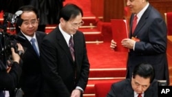 有胡錦濤「大內總管」之稱的令計畫（左）在胡錦濤簽署檔時侍立在他的附近。（2010年3月14日）