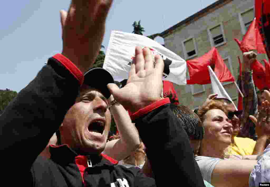 Albaniyanın Tirana şəhərində "Qırmızı və Qara Alyans" Partiyasının nümayəndələri baş nazirin idarəsi qarşısında etiraz aksiyası keçirir. 1 may, 2013.